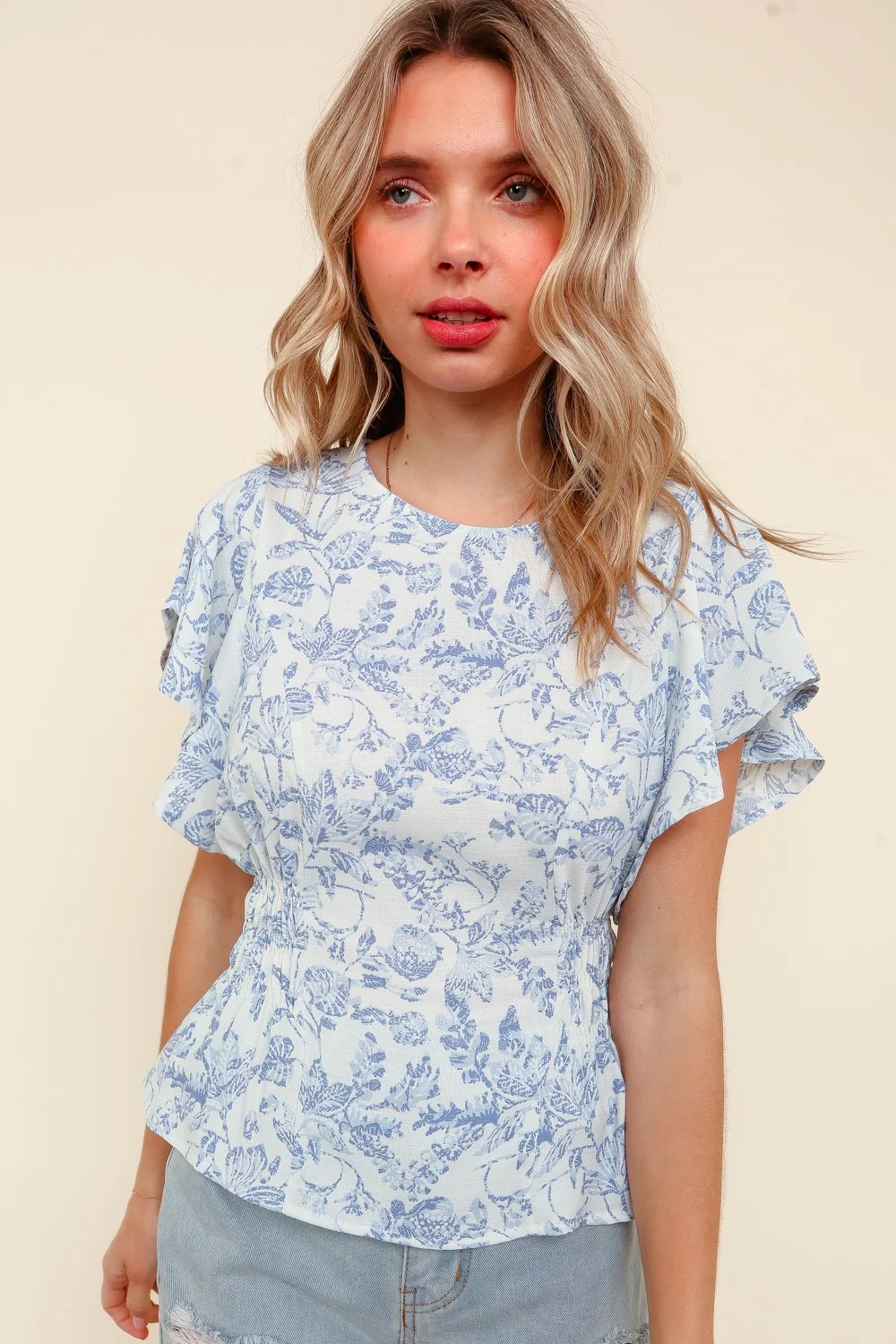 SHORT SLEEVE PRINCESS LINE SMOCKED FLORAL BLOUSE - Image 2