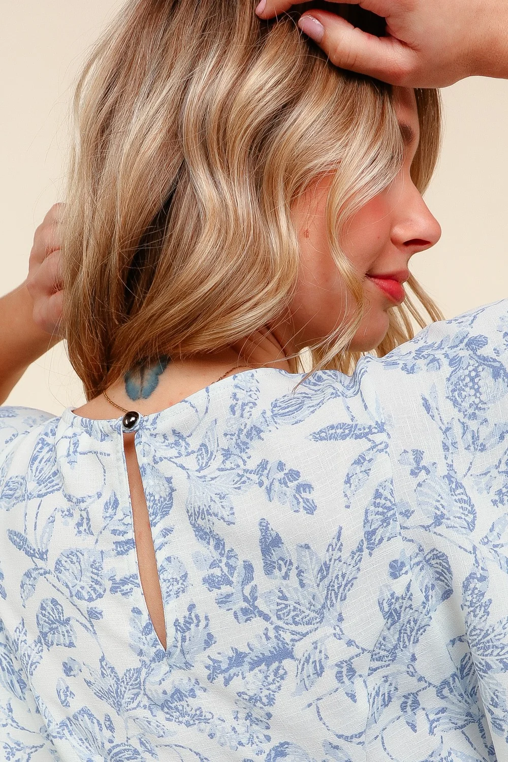 SHORT SLEEVE PRINCESS LINE SMOCKED FLORAL BLOUSE - Image 3