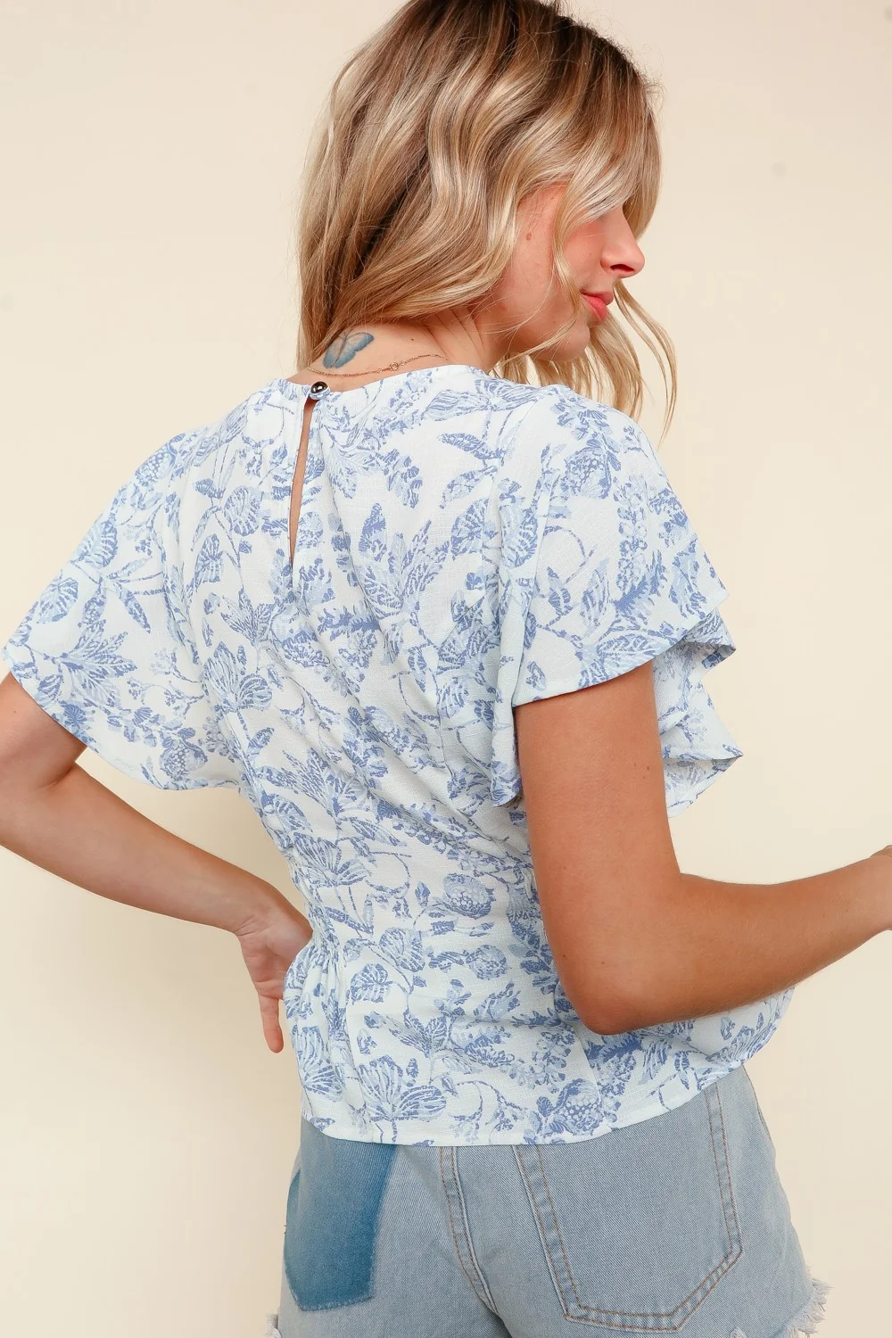 SHORT SLEEVE PRINCESS LINE SMOCKED FLORAL BLOUSE - Image 4