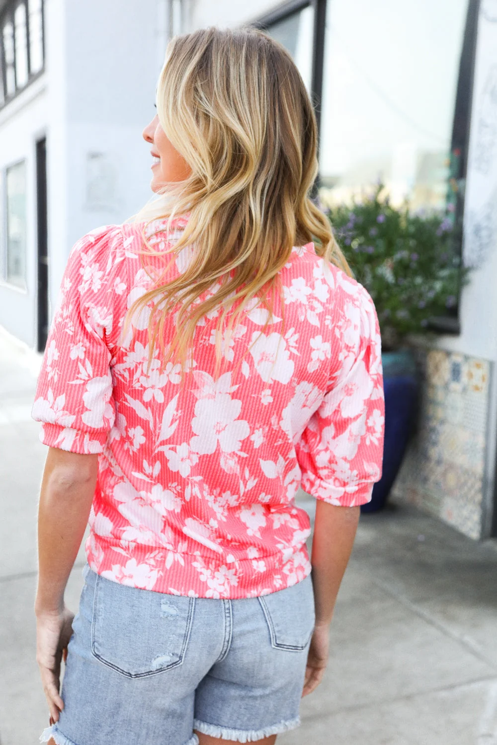 Spring Vibes Coral Wavy Rib Puff Short Sleeves Floral Top (Open Pack) - Image 6